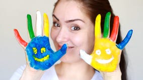 A exibição de sorriso da menina da menina do estudante do retrato pintou as mãos coloridas com sorrisos Educação do conceito, fac filme A exibição de sorriso da menina da menina do estudante do retrato pintou as mãos coloridas com sorrisos Educação do conceito, fac filme