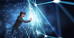 Experiencia de la realidad virtual Hombre en vidrios de VR foto de archivo Experiencia de la realidad virtual Hombre en vidrios de VR foto de archivo
