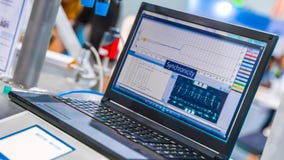 Experiment, das Fortschritts-virtuelle Simulations-Anzeige überwacht lizenzfreie stockbilder Experiment, das Fortschritts-virtuelle Simulations-Anzeige überwacht lizenzfreie stockbilder