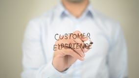 Experiência do cliente, escrita do homem na tela transparente imagem de stock Experiência do cliente, escrita do homem na tela transparente imagem de stock