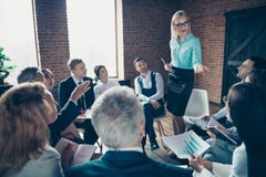 Expertos serios ocupados atractivos elegantes elegantes agradables que escuchan el financiero del director ejecutivo del economis foto de archivo Expertos serios ocupados atractivos elegantes elegantes agradables que escuchan el financiero del director ejecutivo del economis foto de archivo