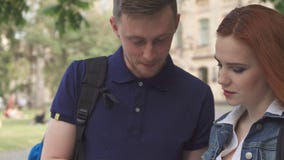 Explaines ανδρών σπουδαστών κάτι στο σημειωματάριο στο συμμαθητή του στην πανεπιστημιούπολη στοκ φωτογραφίες Explaines ανδρών σπουδαστών κάτι στο σημειωματάριο στο συμμαθητή του στην πανεπιστημιούπολη στοκ φωτογραφίες