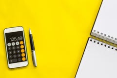 Explicar, conceito financeiro, vista colocada ou superior lisa da pena, telefone esperto com a calculadora com o bloco de notas b foto de stock royalty free Explicar, conceito financeiro, vista colocada ou superior lisa da pena, telefone esperto com a calculadora com o bloco de notas b foto de stock royalty free