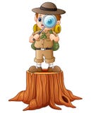 Explorateur de garçon avec la loupe sur le tronçon d'arbre illustration stock Explorateur de garçon avec la loupe sur le tronçon d'arbre illustration stock