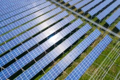 Exploração agrícola das energias solares fotografia de stock royalty free Exploração agrícola das energias solares fotografia de stock royalty free