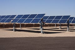 Exploração agrícola do coletor da energia do painel solar imagem de stock royalty free Exploração agrícola do coletor da energia do painel solar imagem de stock royalty free