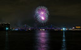 Explosion pourpre et blanche de feu d'artifice au-dessus de pont de ville, Philadelphie photos stock Explosion pourpre et blanche de feu d'artifice au-dessus de pont de ville, Philadelphie photos stock