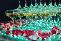 Exponeringsglas av champagne Pyramid av vinglas arkivfoto Exponeringsglas av champagne Pyramid av vinglas arkivfoto