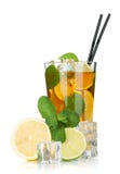 Exponeringsglas av istea med citronen, limefrukt och minten royaltyfri bild Exponeringsglas av istea med citronen, limefrukt och minten royaltyfri bild