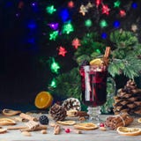 Exponeringsglas av varmt funderat vin för det nya året med ingredienser för att laga mat, muttrar och julpynt royaltyfri bild Exponeringsglas av varmt funderat vin för det nya året med ingredienser för att laga mat, muttrar och julpynt royaltyfri bild