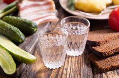 Exponeringsglas av vodka med det traditionella ryssmellanmålet arkivfoton Exponeringsglas av vodka med det traditionella ryssmellanmålet arkivfoton