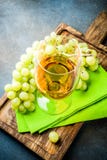 Exponeringsglas för vitt vin med druvor fotografering för bildbyråer Exponeringsglas för vitt vin med druvor fotografering för bildbyråer