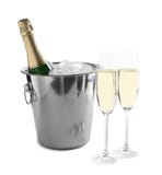 Exponeringsglas med champagne och flaskan i hink royaltyfria bilder Exponeringsglas med champagne och flaskan i hink royaltyfria bilder