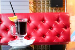 Exponeringsglas rånar med brunt, smakligt, varmt, doftande, alkoholiserat varmt funderat vin på en tabell i ett kafé i aftonen royaltyfri fotografi Exponeringsglas rånar med brunt, smakligt, varmt, doftande, alkoholiserat varmt funderat vin på en tabell i ett kafé i aftonen royaltyfri fotografi