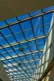 Exponeringsglastak av köpcentret, sikt från insidan arkivbilder Exponeringsglastak av köpcentret, sikt från insidan arkivbilder