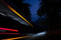 Exposition de lumières de voiture longue dans la nuit image stock Exposition de lumières de voiture longue dans la nuit image stock