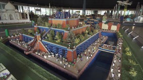 A exposição de jardins de suspensão dos modelos de Babylon fez de partes de Lego em Miniland Legoland em parques e em recursos de vídeos de arquivo A exposição de jardins de suspensão dos modelos de Babylon fez de partes de Lego em Miniland Legoland em parques e em recursos de vídeos de arquivo