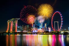Exposição do fogo de artifício em Singapura fotografia de stock royalty free Exposição do fogo de artifício em Singapura fotografia de stock royalty free