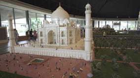 A exposição dos modelos Taj Mahal feita de Lego remenda em Miniland Legoland o vídeo conservado em estoque na metragem dos parque vídeos de arquivo A exposição dos modelos Taj Mahal feita de Lego remenda em Miniland Legoland o vídeo conservado em estoque na metragem dos parque vídeos de arquivo