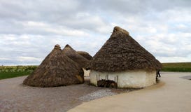 Exposição Neolítico das casas de Stonehenge - Stonehenge, Salisbúria, Inglaterra imagem de stock Exposição Neolítico das casas de Stonehenge - Stonehenge, Salisbúria, Inglaterra imagem de stock