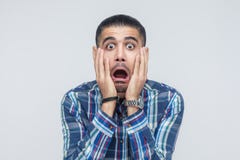 Expressions et émotions de visage humain Homme tenant des bras sur son che image libre de droits Expressions et émotions de visage humain Homme tenant des bras sur son che image libre de droits