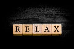 Exprimez RELAX d'isolement sur le fond noir avec l'espace de copie image stock Exprimez RELAX d'isolement sur le fond noir avec l'espace de copie image stock