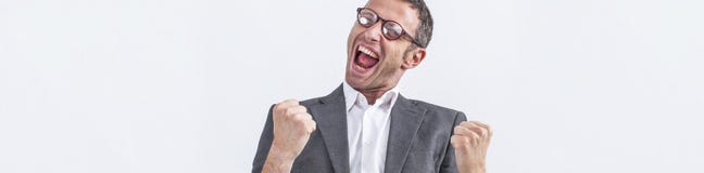 Extatische midden oude zakenman die zijn overwinning, witte lange banner gillen royalty-vrije stock afbeeldingen Extatische midden oude zakenman die zijn overwinning, witte lange banner gillen royalty-vrije stock afbeeldingen