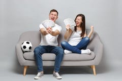 Extatiska fotbollsfan för parkvinnaman hurrar upp det favorit- laget för service som rymmer fanen av pengar i dollarsedelkassa royaltyfria foton Extatiska fotbollsfan för parkvinnaman hurrar upp det favorit- laget för service som rymmer fanen av pengar i dollarsedelkassa royaltyfria foton