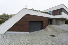 Exterior de uma casa moderna foto de stock royalty free Exterior de uma casa moderna foto de stock royalty free