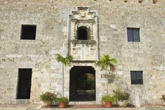 Exterior del edificio colonial típico en Santo Domingo, República Dominicana imagen de archivo libre de regalías Exterior del edificio colonial típico en Santo Domingo, República Dominicana imagen de archivo libre de regalías