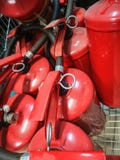 Extintores rojos Muchos extintores rojos en la tierra Di?xido de la espuma, de carbono, polvo y agua fotos de archivo Extintores rojos Muchos extintores rojos en la tierra Di?xido de la espuma, de carbono, polvo y agua fotos de archivo
