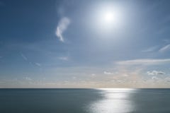 Extraknäcka med stjärnor ovanför havet på natten royaltyfri foto Extraknäcka med stjärnor ovanför havet på natten royaltyfri foto