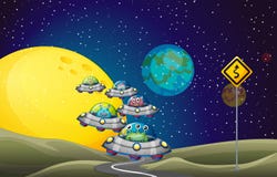 Extranjeros que vuelan el UFO en el espacio stock de ilustración Extranjeros que vuelan el UFO en el espacio stock de ilustración