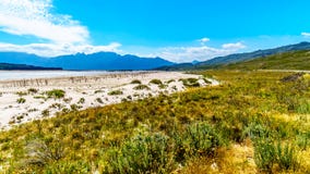 Extremadamente - nivel del agua baja en la presa de Theewaterkloof que es una fuente importante para el abastecimiento de agua a foto de archivo libre de regalías Extremadamente - nivel del agua baja en la presa de Theewaterkloof que es una fuente importante para el abastecimiento de agua a foto de archivo libre de regalías