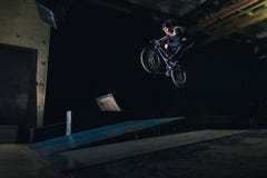 Extreme Bmx-Truc in skatepark royalty-vrije stock afbeeldingen Extreme Bmx-Truc in skatepark royalty-vrije stock afbeeldingen