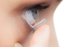 Extreme dichte omhooggaand op jonge model het van toepassing zijn contactlens royalty-vrije stock foto Extreme dichte omhooggaand op jonge model het van toepassing zijn contactlens royalty-vrije stock foto