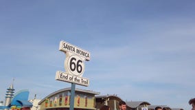 Extremidade da fuga de Route 66 em Santa Monica Pier - LOS ANGELES, EUA - 1º DE ABRIL DE 2019 vídeos de arquivo Extremidade da fuga de Route 66 em Santa Monica Pier - LOS ANGELES, EUA - 1º DE ABRIL DE 2019 vídeos de arquivo
