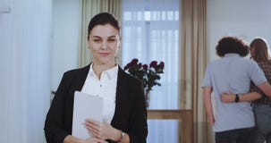 Extremo atractivo de la mujer del agente inmobiliario del retrato la reunión con su cliente mientras que pares jovenes felices an metrajes Extremo atractivo de la mujer del agente inmobiliario del retrato la reunión con su cliente mientras que pares jovenes felices an metrajes