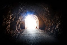 Extremo del túnel oscuro con la luz azul mágica imagen de archivo Extremo del túnel oscuro con la luz azul mágica imagen de archivo