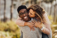 Extérieur de ferroutage de couples interraciaux images stock Extérieur de ferroutage de couples interraciaux images stock