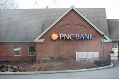 Extérieur et signe de banque de PNC PNC Financial Services Group, Inc est une société de services financiers image libre de droits Extérieur et signe de banque de PNC PNC Financial Services Group, Inc est une société de services financiers image libre de droits
