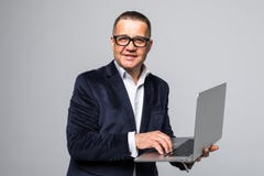 Exécutif d'homme supérieur se tenant avec l'ordinateur portable ouvert d'isolement sur le fond blanc images stock Exécutif d'homme supérieur se tenant avec l'ordinateur portable ouvert d'isolement sur le fond blanc images stock