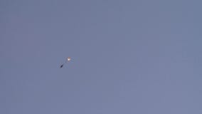 Exército do russo Salto com paraquedas redondos Salto de um helicóptero mi-8 filme Exército do russo Salto com paraquedas redondos Salto de um helicóptero mi-8 filme
