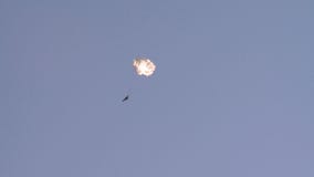 Exército do russo Salto com paraquedas redondos Salto de um helicóptero mi-8 vídeos de arquivo Exército do russo Salto com paraquedas redondos Salto de um helicóptero mi-8 vídeos de arquivo