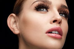 eyelashes απομίμηση Όμορφη γυναίκα με το πρόσωπο Makeup και ομορφιάς στοκ εικόνα eyelashes απομίμηση Όμορφη γυναίκα με το πρόσωπο Makeup και ομορφιάς στοκ εικόνα