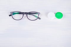 Eyewear для того чтобы улучшить зрение и тары для хранения контактных линзов, на светлой предпосылке стоковые фото Eyewear для того чтобы улучшить зрение и тары для хранения контактных линзов, на светлой предпосылке стоковые фото