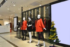 Żeńscy mannequins w moda sklepu sala zdjęcie royalty free Żeńscy mannequins w moda sklepu sala zdjęcie royalty free
