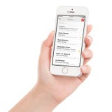 Żeńska ręka trzyma białego Jabłczanego iPhone 5s z Google Gmail app zdjęcie stock Żeńska ręka trzyma białego Jabłczanego iPhone 5s z Google Gmail app zdjęcie stock
