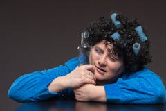 Żeński alkoholizm Kobieta w bathrobe i curlers z blac obraz stock Żeński alkoholizm Kobieta w bathrobe i curlers z blac obraz stock