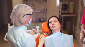 Żeński pacjent i dentysta w stomatologicznym gabinecie Doktorski robi stomatologiczny traktowanie zbiory wideo Żeński pacjent i dentysta w stomatologicznym gabinecie Doktorski robi stomatologiczny traktowanie zbiory wideo